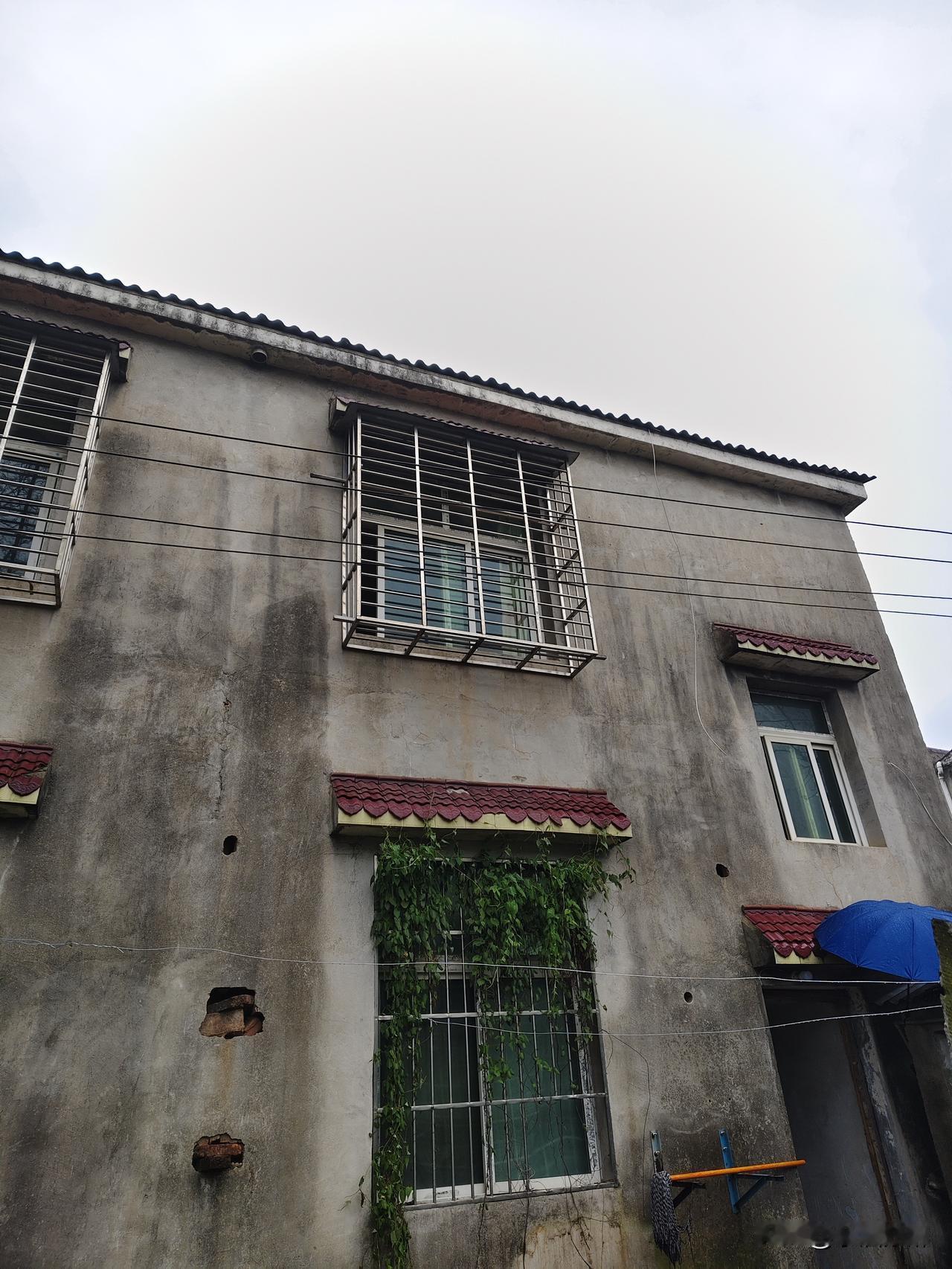 开伙自己做饭咯！第一顿必须吃好的，牛杂火锅安排。住的地方有点破，两层小洋楼，后