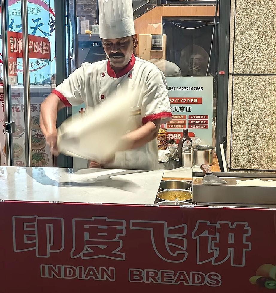 惊了！飞饼不飞了！上海那家印度飞饼店，开业就倒闭，一天都没熬过去。能想象那印度