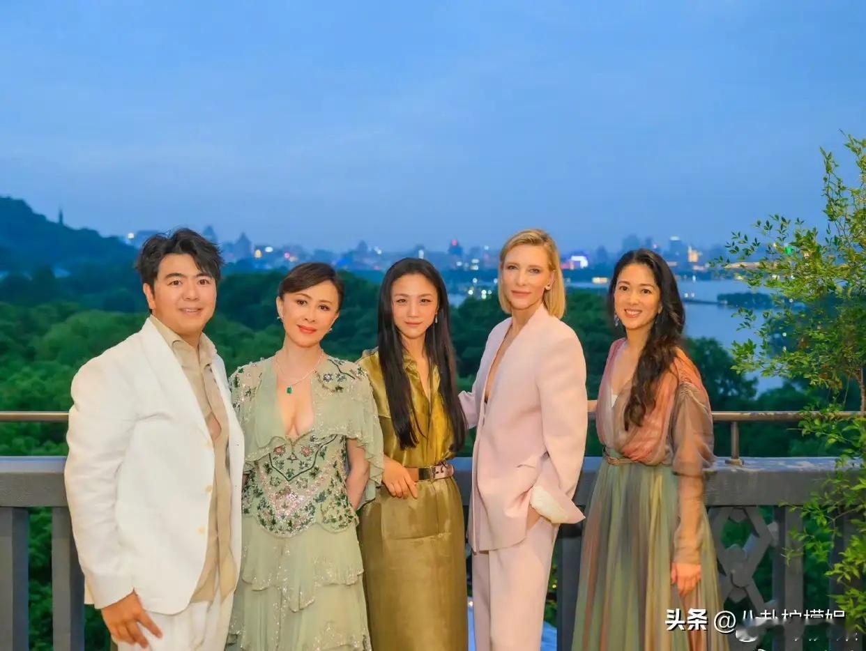 5月16日，香港知名女星刘嘉玲高调发文：“最美西湖”并配了一张照片。要知道，张照