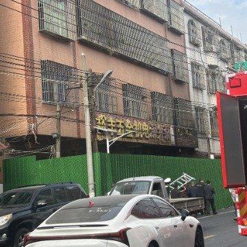 汕头潮南区峡山街道丹凤路那栋四层自建房起火的事，最近让不少人揪着心。这房子是典型