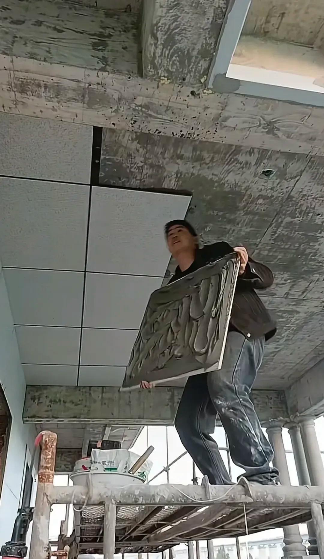 房顶贴瓷砖属实是头一次见，不得不说，一个敢设计，一个敢施工，不服不行啊！[赞]