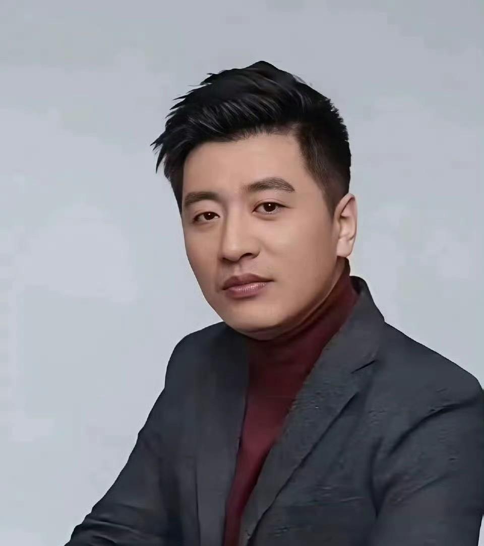 张雪峰心梗抢救突然冲上热搜现在消息还不确定，但是合伙人的回应让人不得不怀疑张