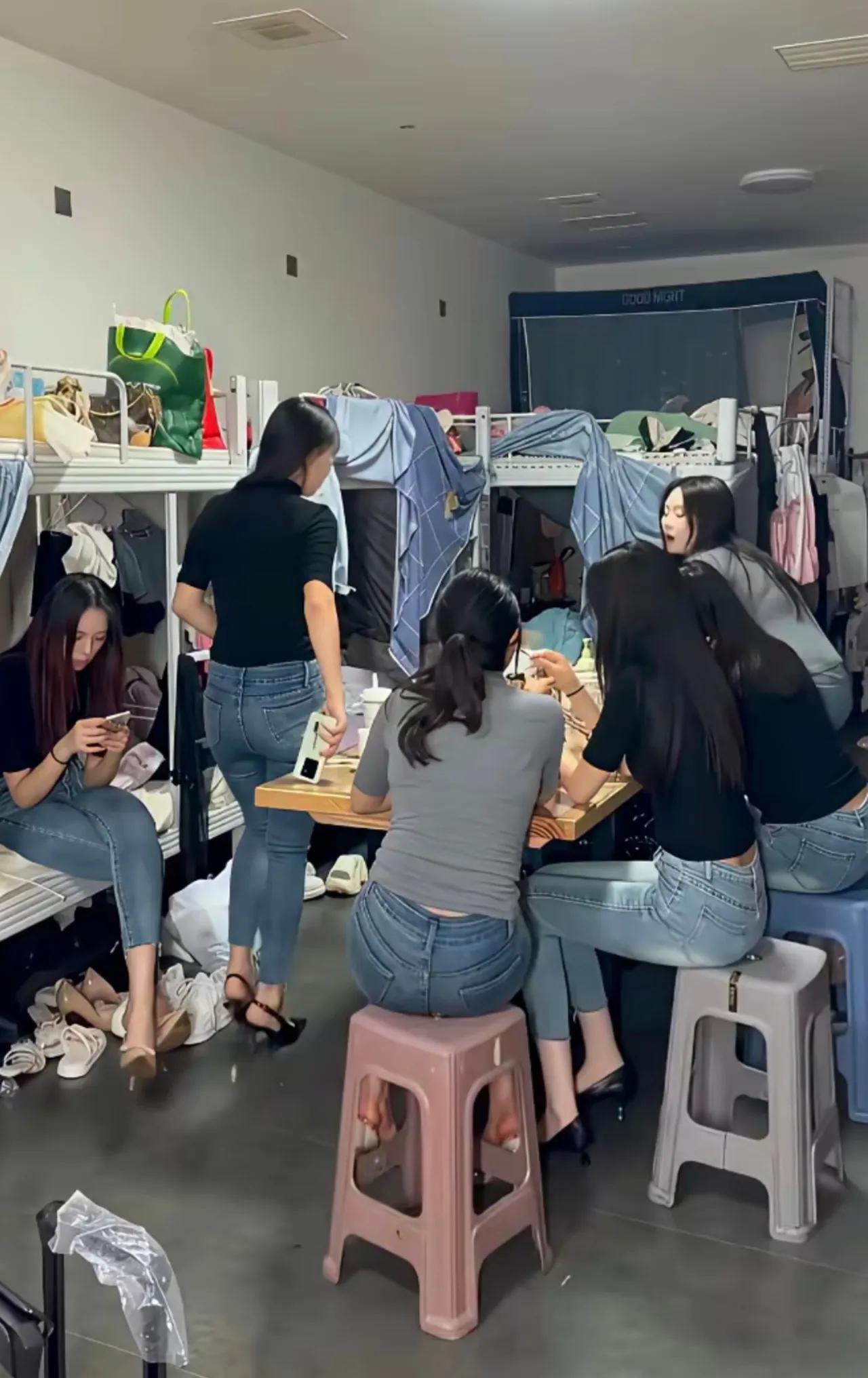 不管是男生宿舍还是女生宿舍，如果没有检查，没有督促，也是乱糟糟的。但是女生宿舍