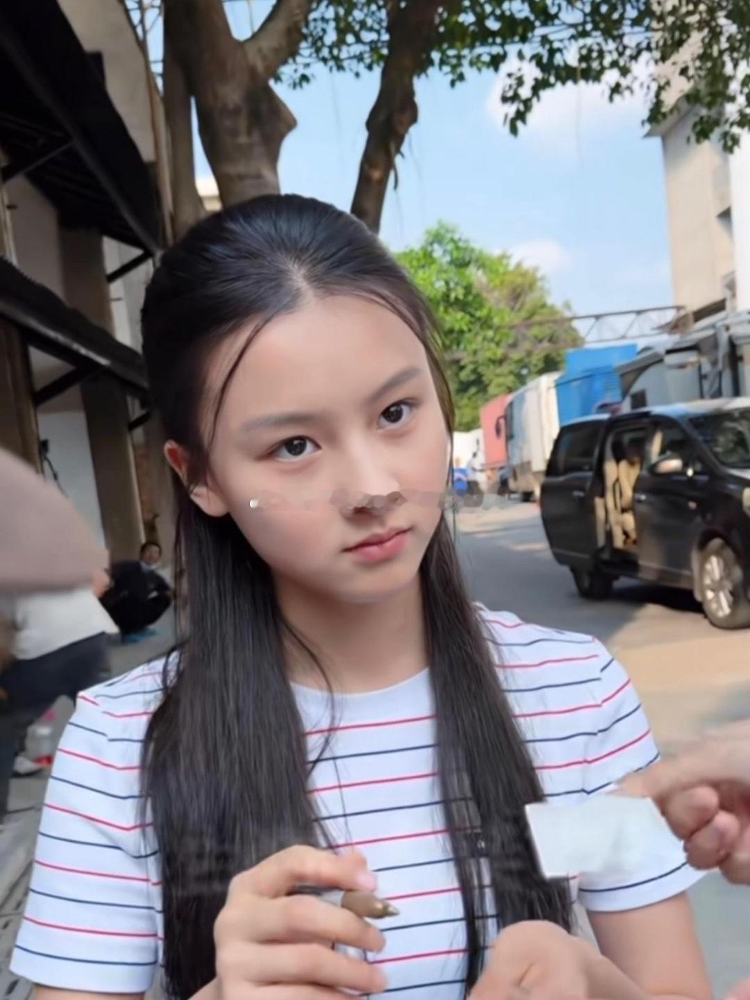 网友说七七和她妈妈越来越像了，脸部留白变多了……