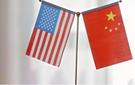 全世界都在看，谁先跪。 中国没跪，还把桌子掀了。 最近好多人都在盯着西班