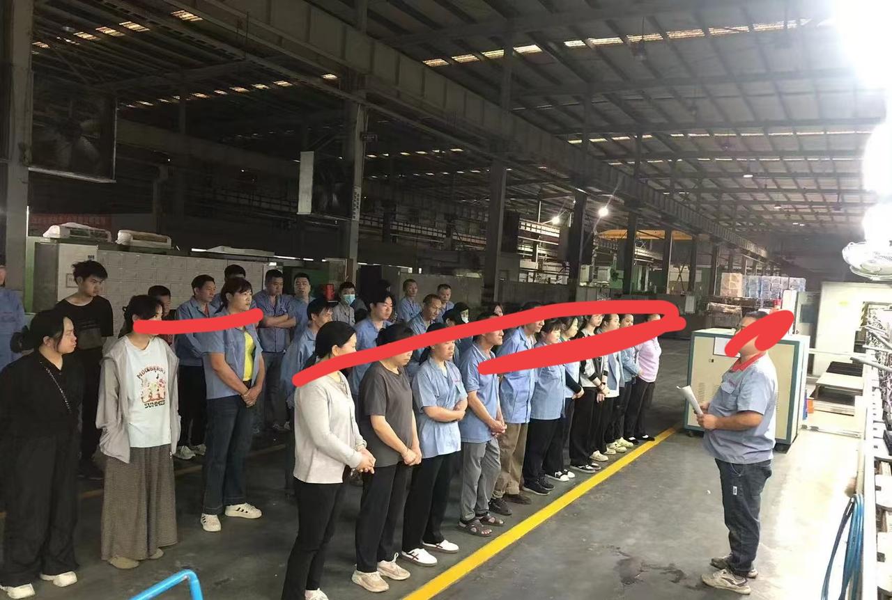 新来一个月薪18000元的车间主管，这个主管一上来开会不给下面员工好脸色看，也不