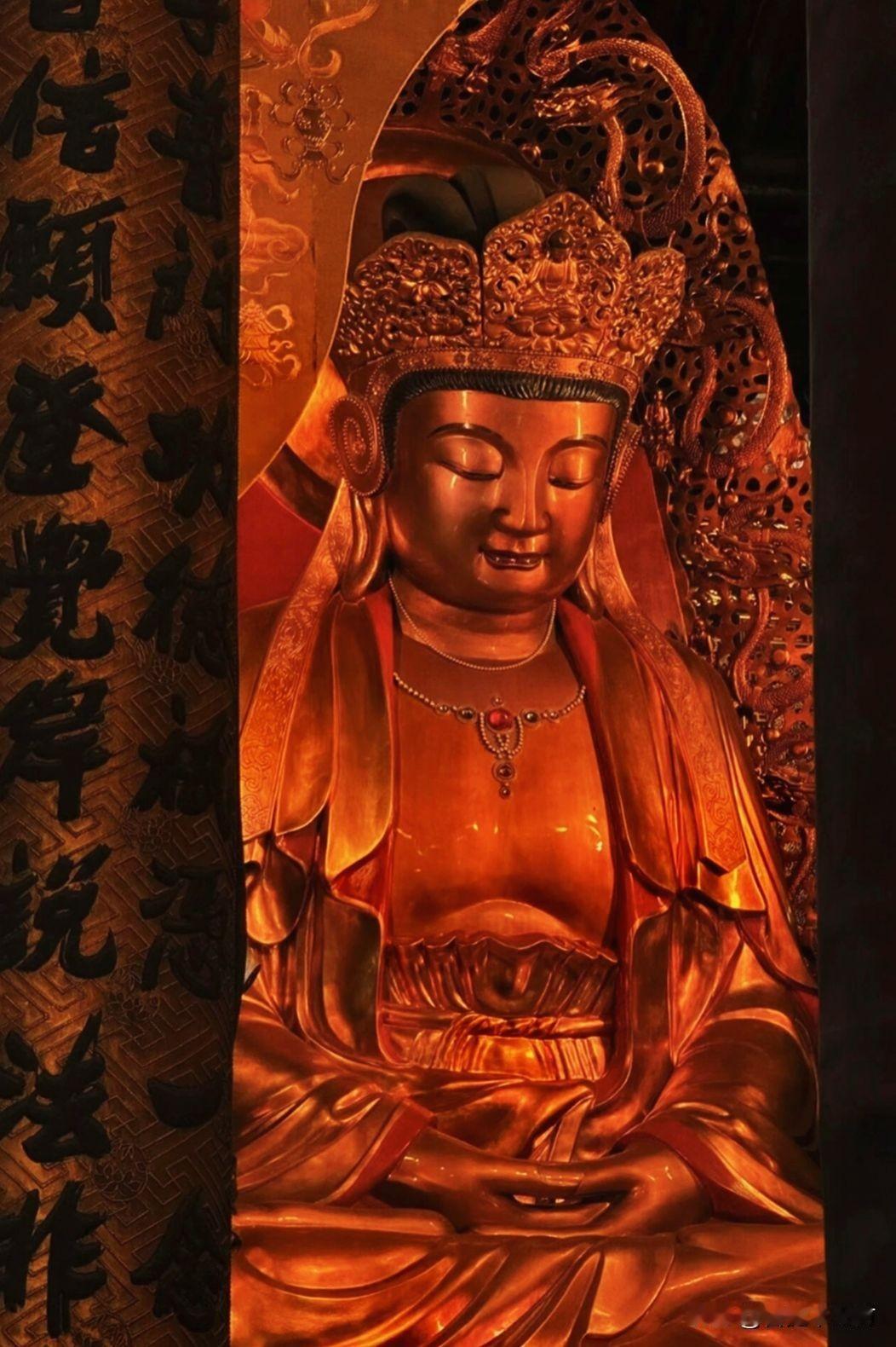 普陀山的光，落在这尊观音像上，瞬间懂了何为“慈悲”见过许多观音造像，唯有普