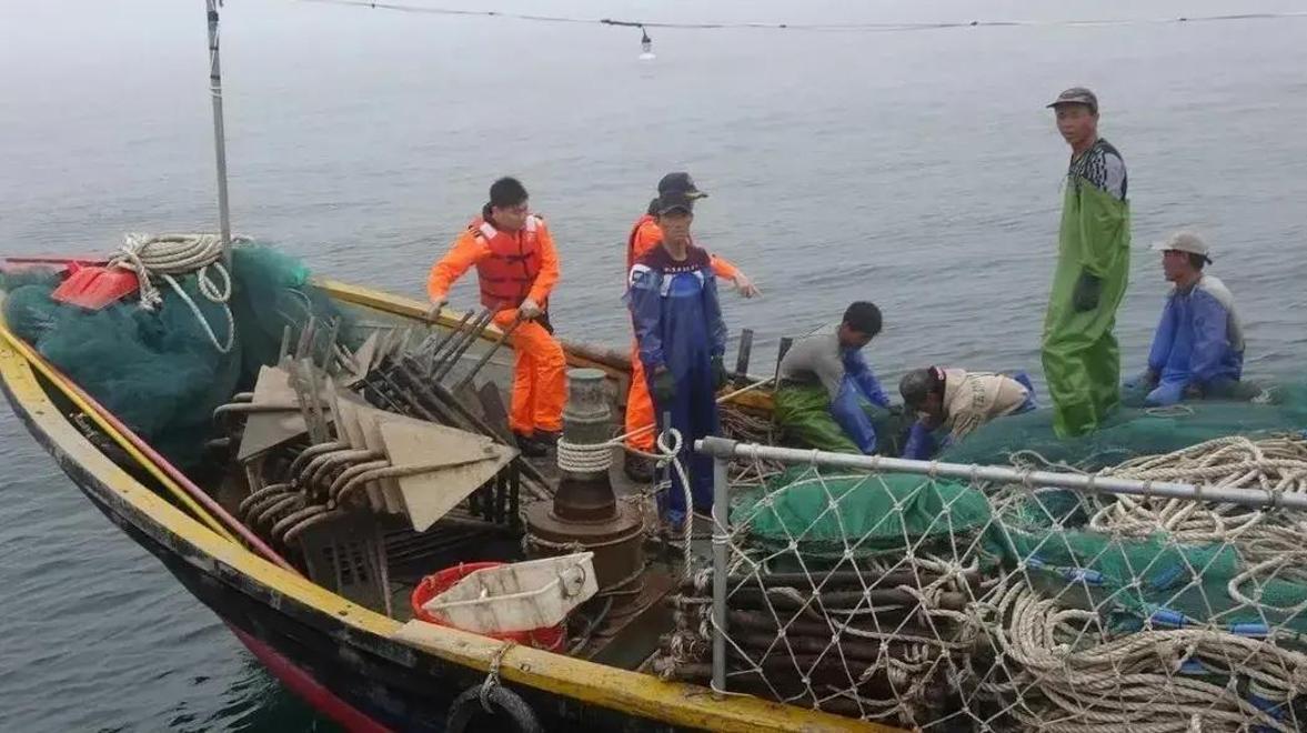 端午两件荒唐事！对内欺压渔民砸2100亿乱花钱，对外却不敢吭声！