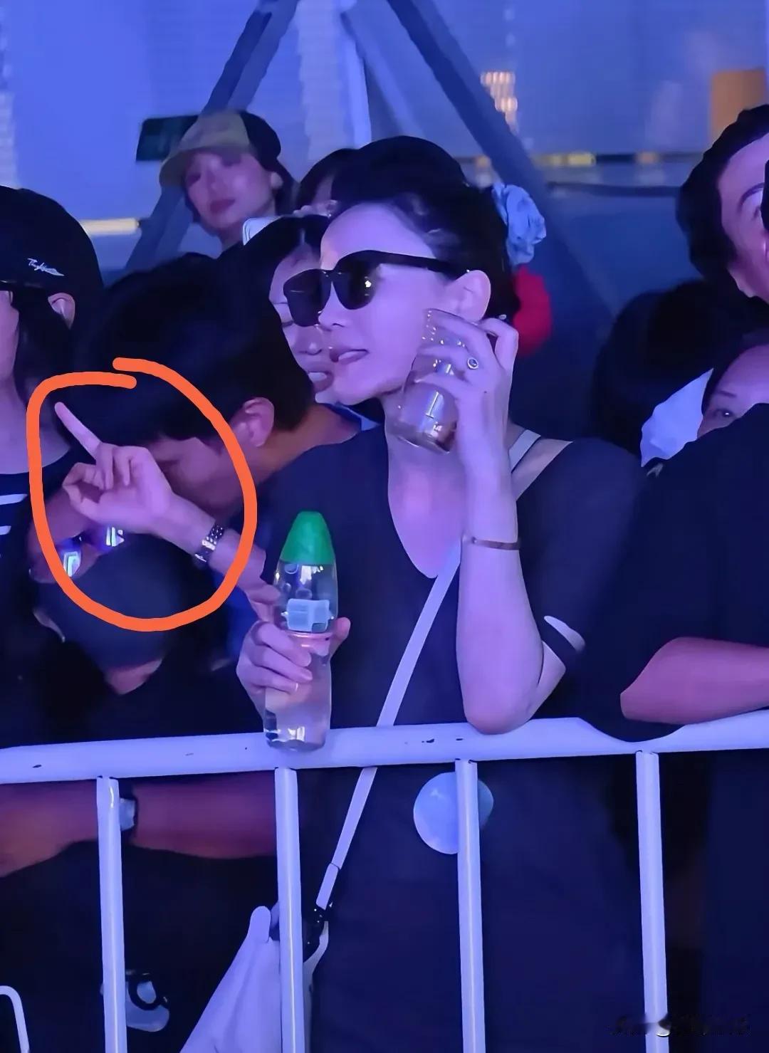 王菲男闺蜜音乐节上对陈粒“上手”，全程被拍！酒品见人品，王菲这回看走眼了？阿