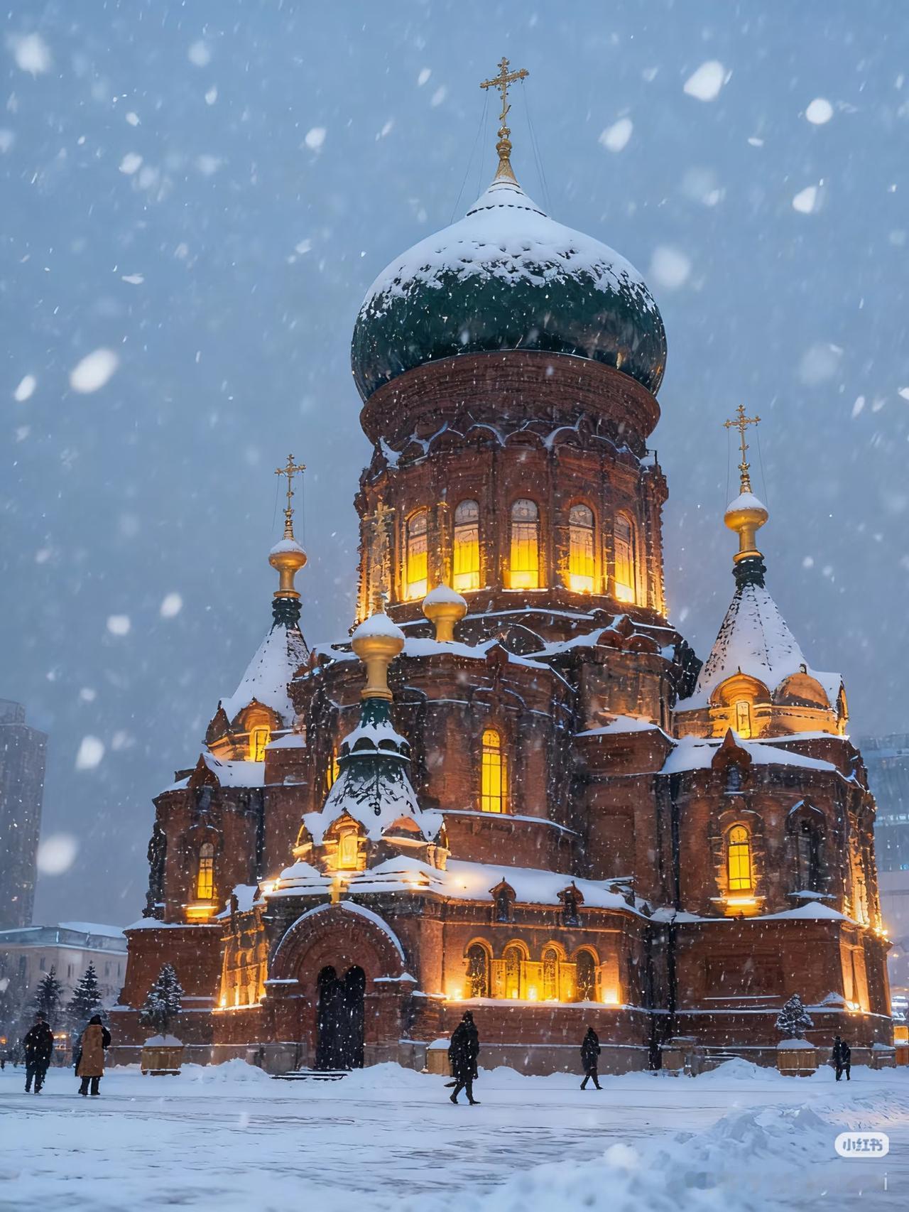 不是单纯多了些游客，是连本地人都忍不住常出门逛，感觉整座城都在发光～以前冬天除