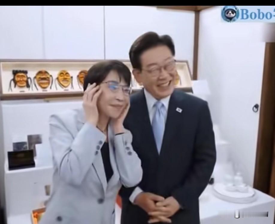 李在明送高市早苗眼镜并试戴网友：高事早苗就是小日本的一朵交际花网友2:特