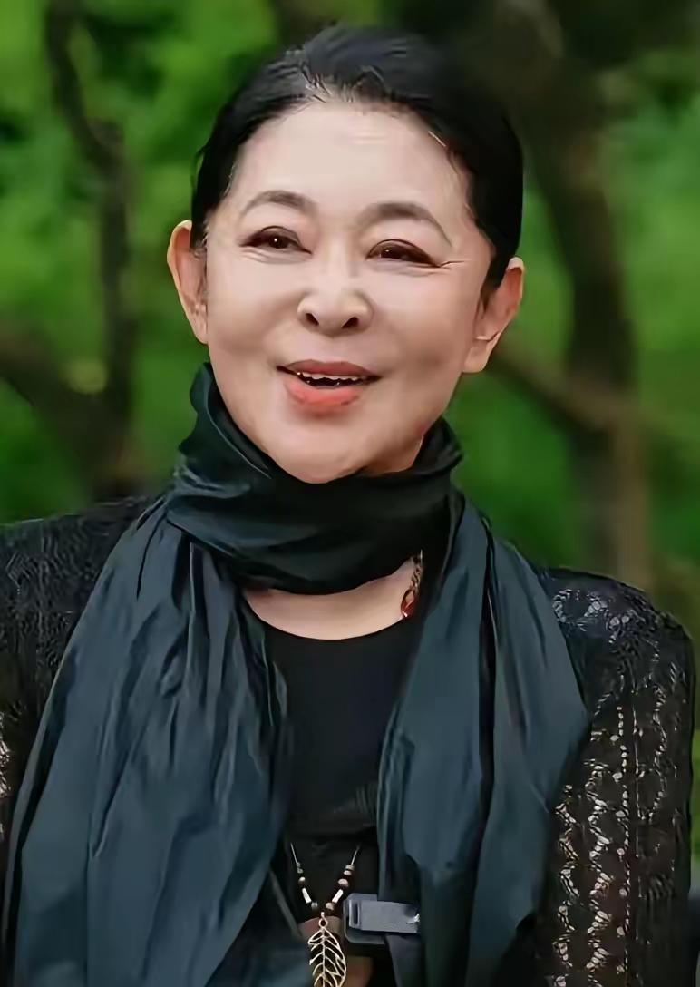 🌛72岁的王文澜拄着拐杖，在老四合院里守来了1米97的儿子。当年那场婚变，