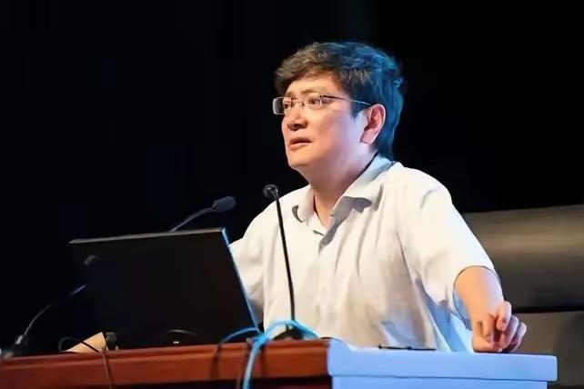 2012年，刚上任贵州大学校长的郑强在校园转了一圈，突然下令把满园老树全砍了。全