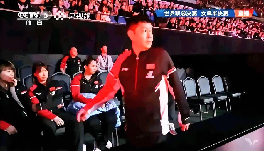 看到莎莎受伤，邱指导满眼担心，立马离场第一时间去陪莎莎。这导播是真会切镜