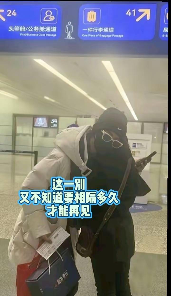 29岁男人蹲下让妈妈系鞋带，这个画面让在场所有人破防。失散25年，母亲杨彩霞提