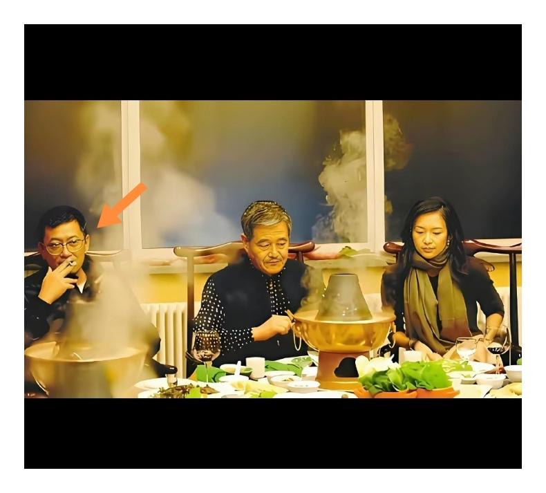 当年王家卫跟赵本山一起吃铜炉火锅竟然没有戴墨镜，这属实是罕见了，不过本山大叔当时