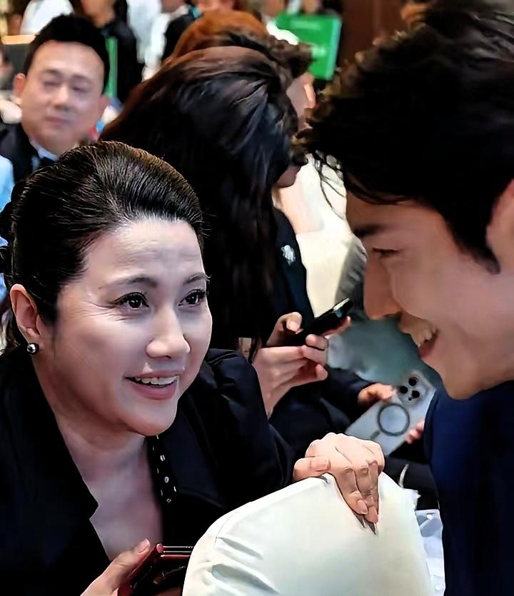 果然还是男人最懂男人！家人们，昨天和老公闲聊颜丙燕的姐弟恋，直接被他的清醒发言