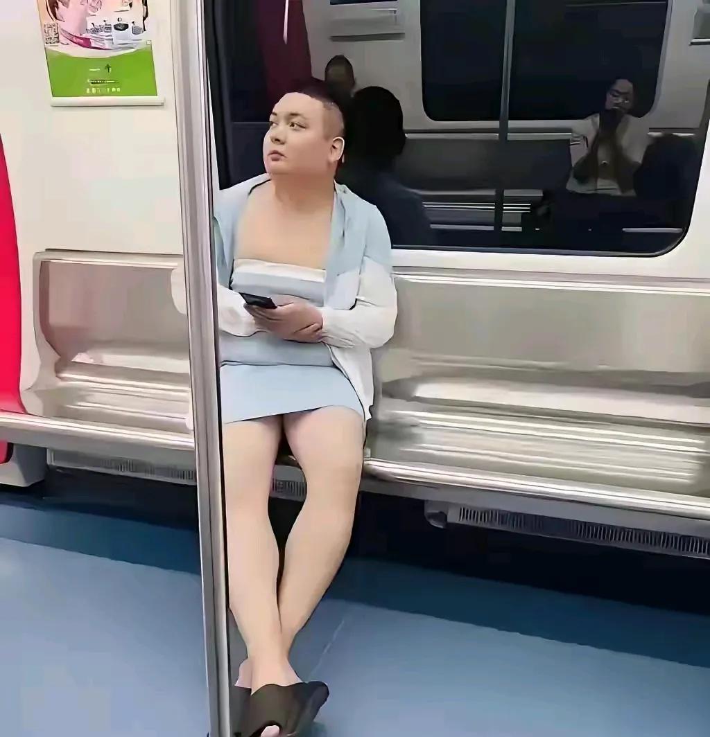 怎么地铁上老是有新闻？看看一个像大叔模样的人，竟然穿着这样的衣服出现在人们的视