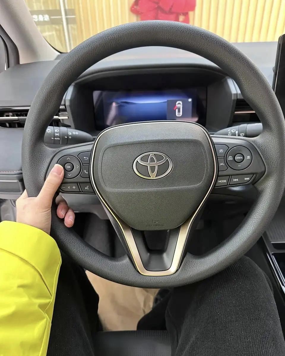 简单聊聊新卡罗拉内饰，塑料感有点强，挡把是蒙皮，这个15.6的大屏从卡罗拉用到汉