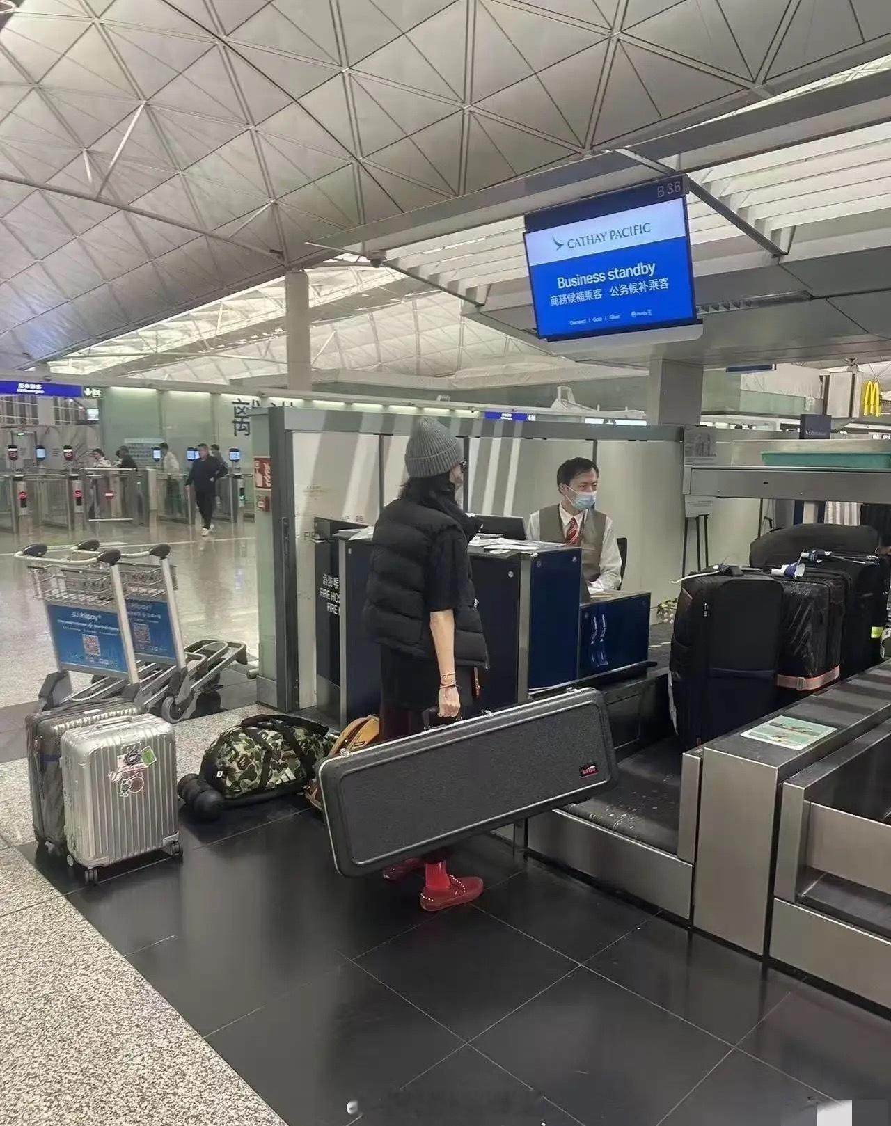 有网友拍到张柏芝一个人带着八九个行李箱准备去澳洲陪读，行李中有一把大大的吉他肯定