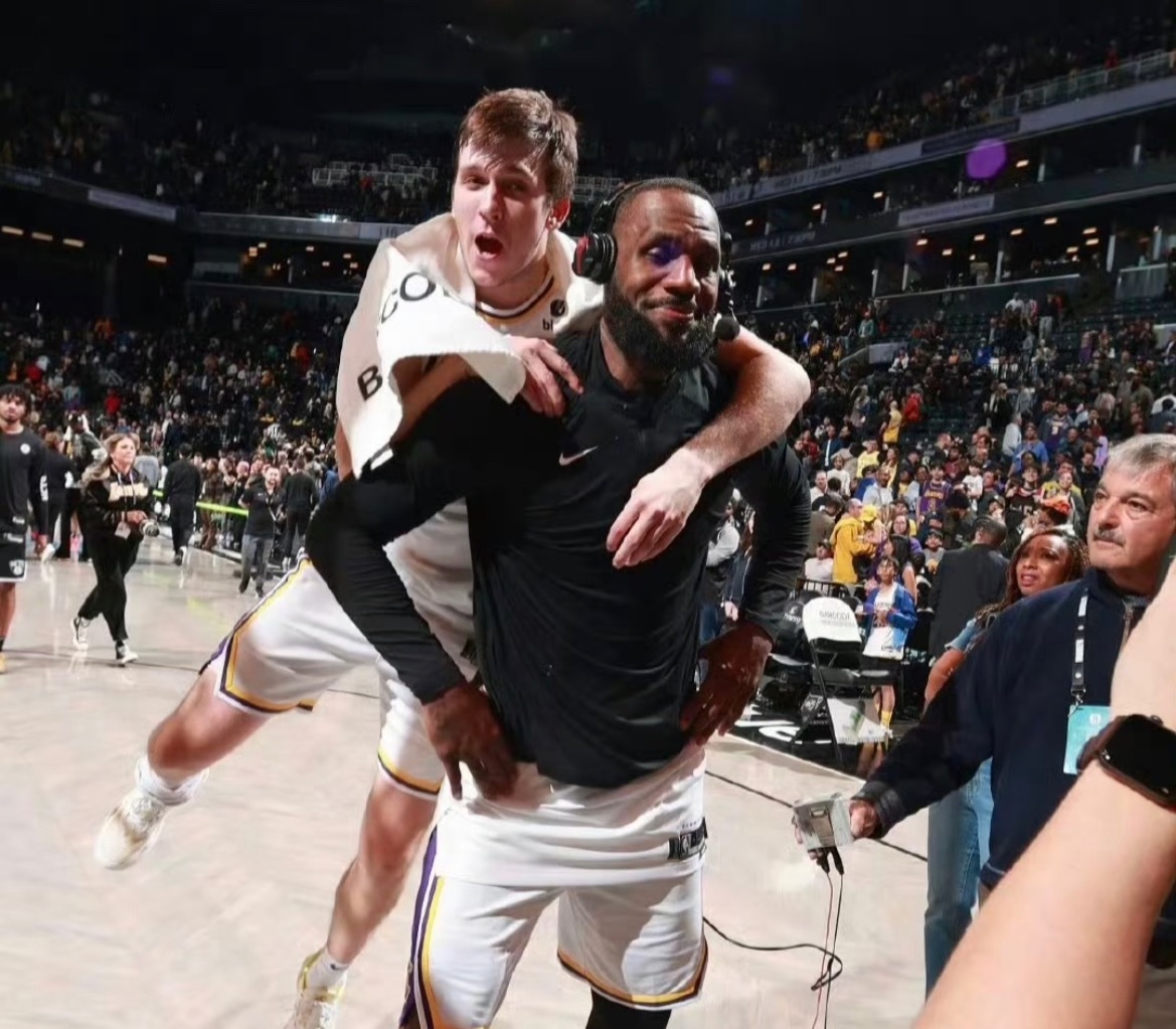 记者问詹姆斯：对于里夫斯的表现有没有什么令你印象深刻的部分？詹姆斯：没什么，没什