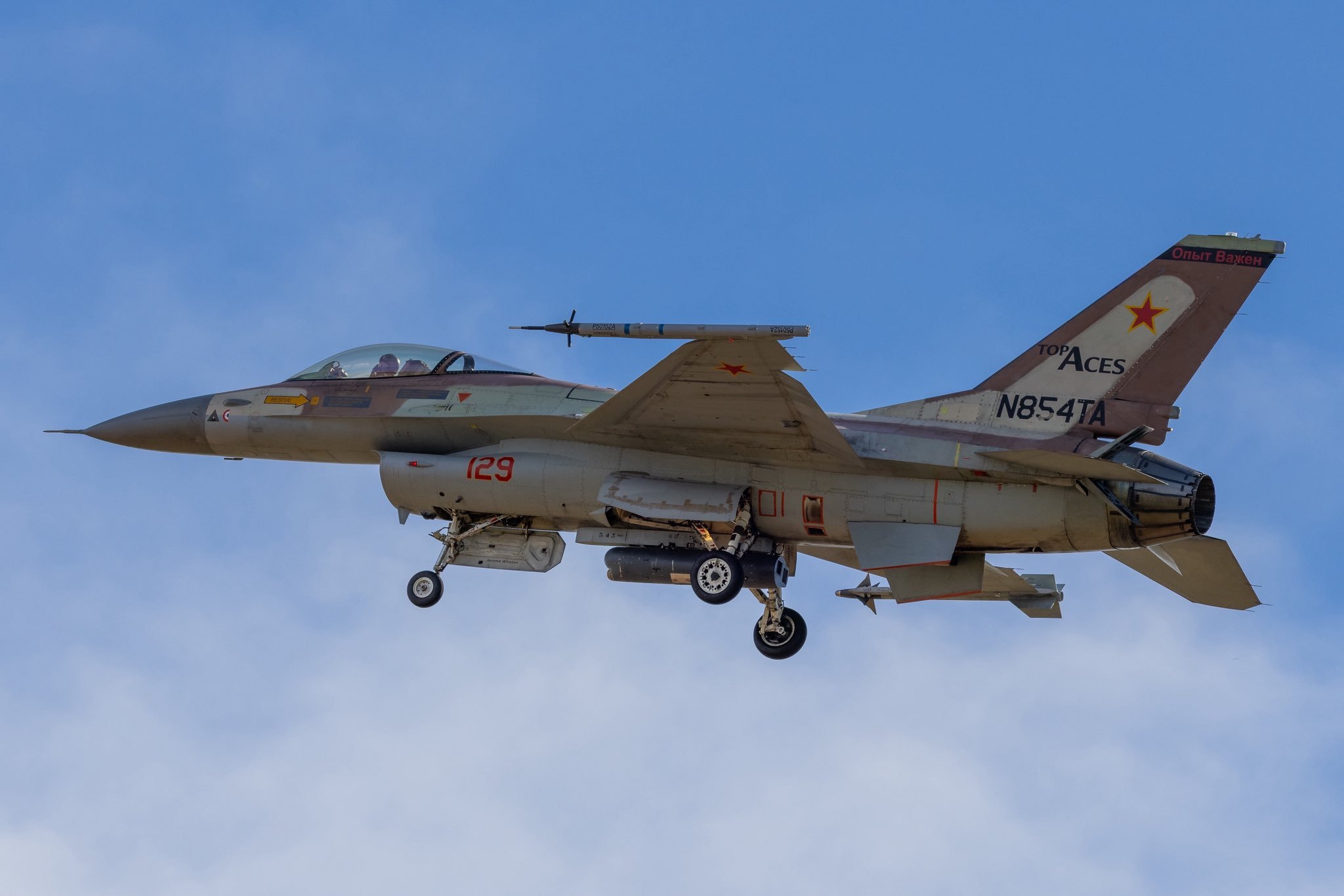 今日战隼一组来自摄影师ChrisMuir的F-16照片，这些“战隼”分别属于对