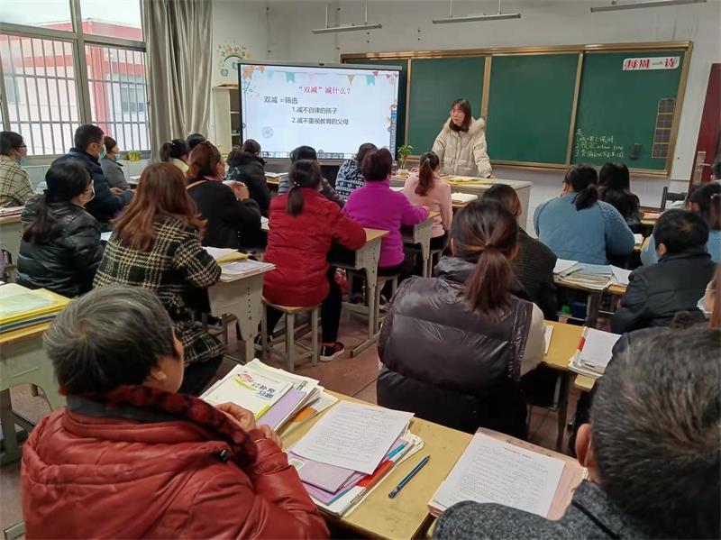 我们这儿开家长会，大半都是爷爷奶奶辈来凑数，孩子爸妈哪能不想来啊，可每次都赶在白