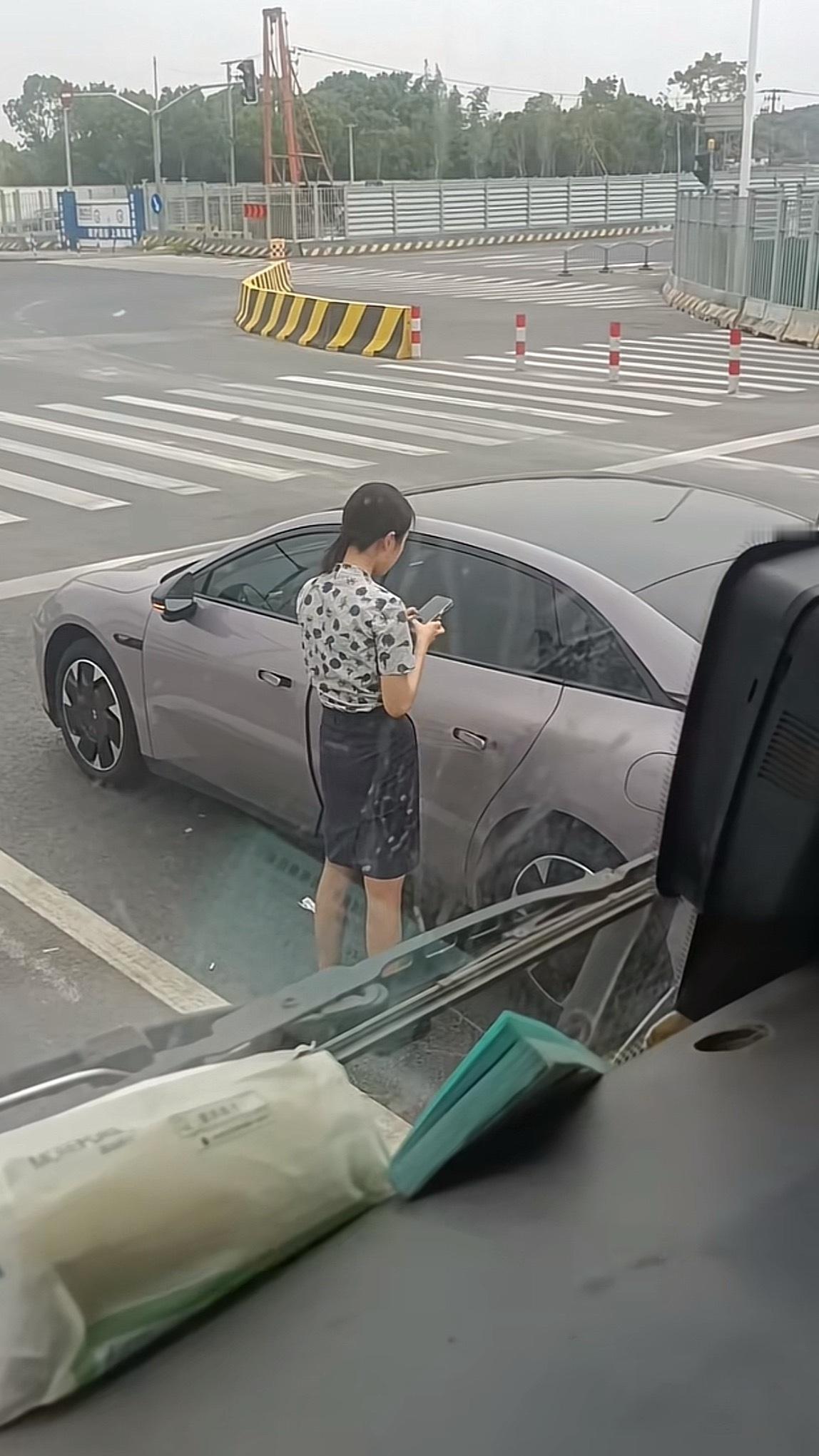 空姐的车坏了啊​​​