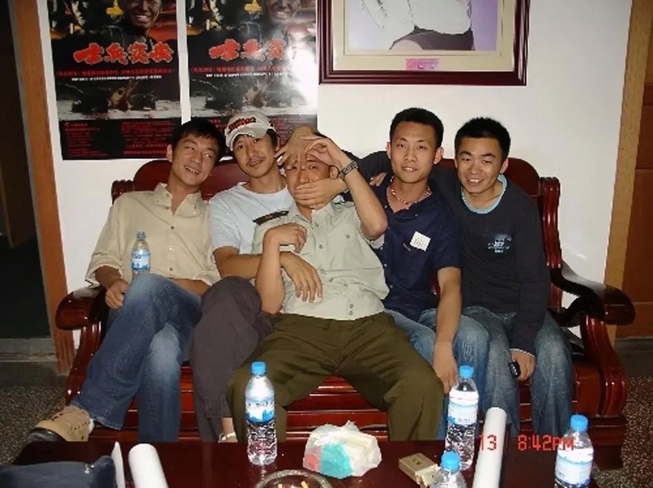 二十年前的一张合照，拍电视剧《士兵突击》时的几位演员。幕后的他们一起拍戏，一