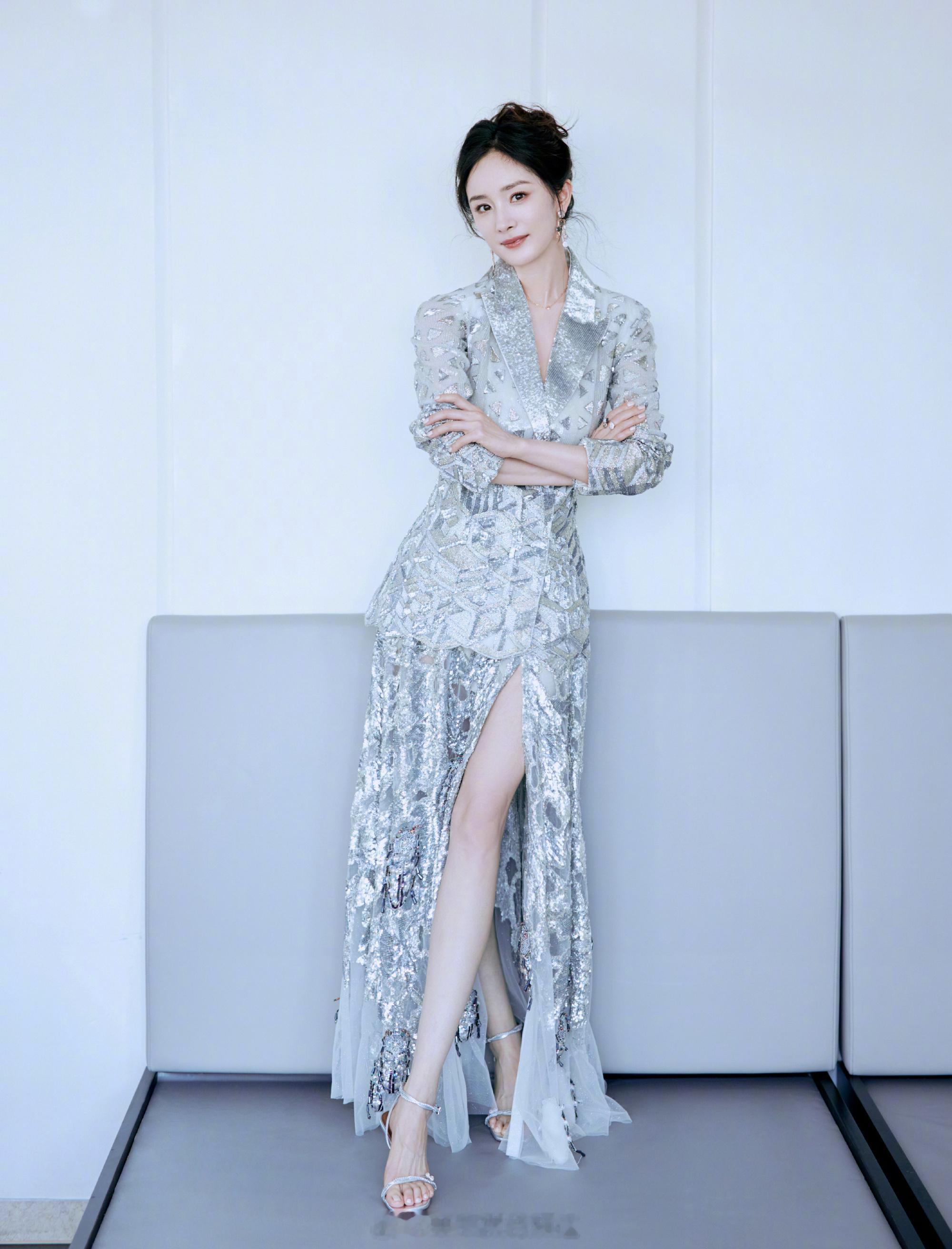 杨幂姐姐大长腿吸睛穿搭时尚美丽​​​