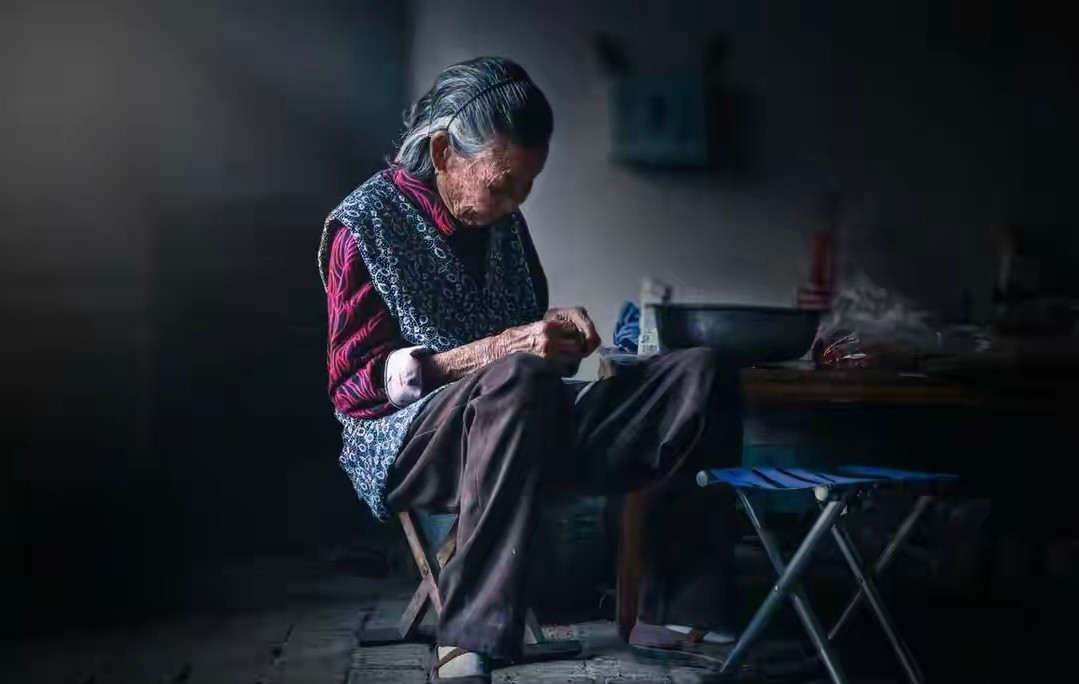 儿不嫌母丑不是所有人都做到了。儿子的母亲行动不便，家中负担沉重，生活非常吃力。在