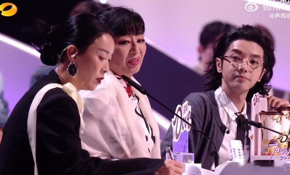 选秀冠军华晨宇出现在湖南卫视选秀节目评委席上，不意外，但也让人意外。不意外是的华