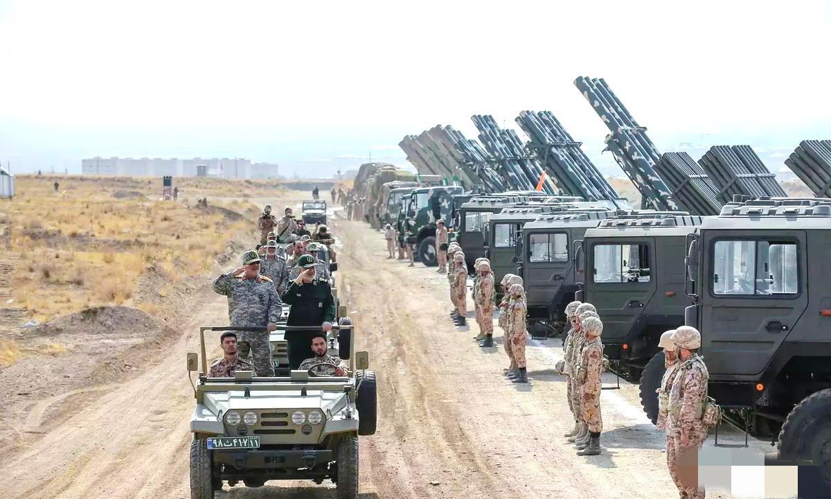 这哪是“机会窗口”，分明是美国给伊朗挖的“万人坑”！别看美军又是航母又是战机