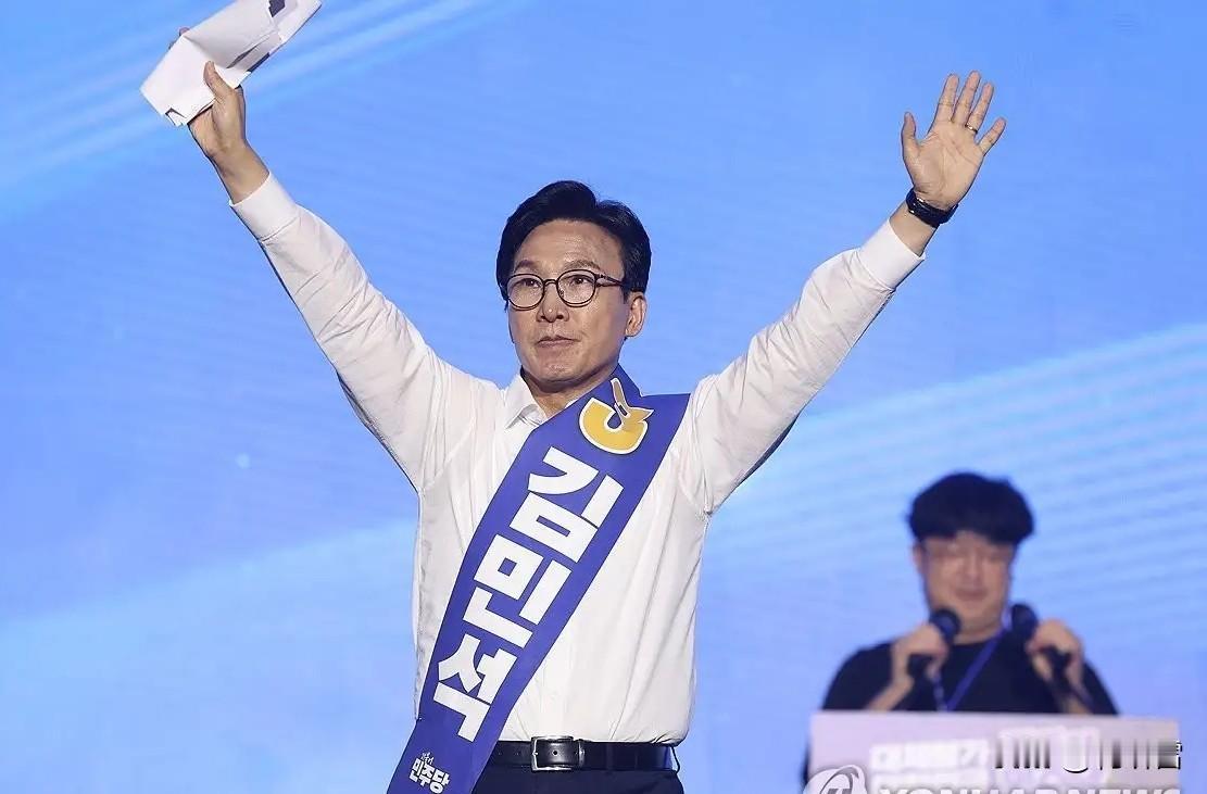 郑清来估计对金民锡要骂一声“西巴”，金民锡辞掉总理职务，竞选共同民主党的党首，在