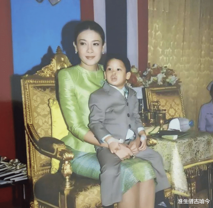 泰国最美王妃西拉米 她跪地满脸是笑地看着公公 老泰王一脸宠溺