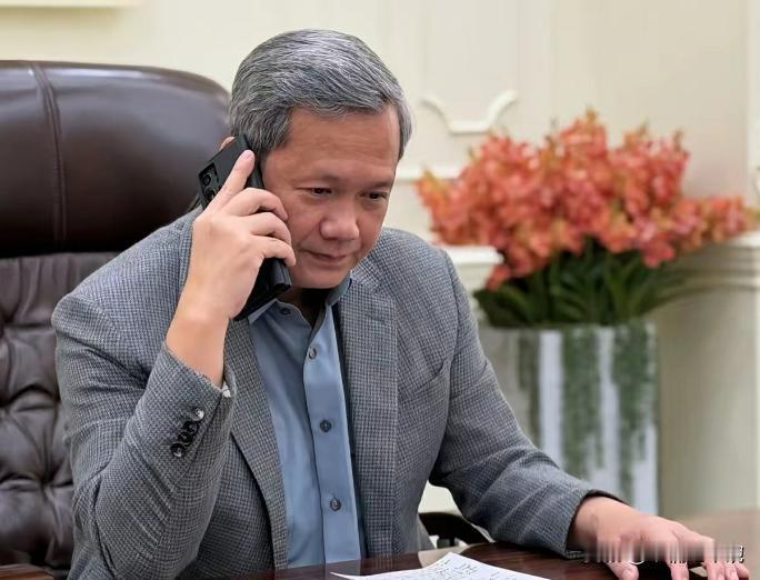 柬埔寨首相洪玛奈的头发都花白了。前几天参加他弟弟的再婚婚礼时，还一头黑发呢。说