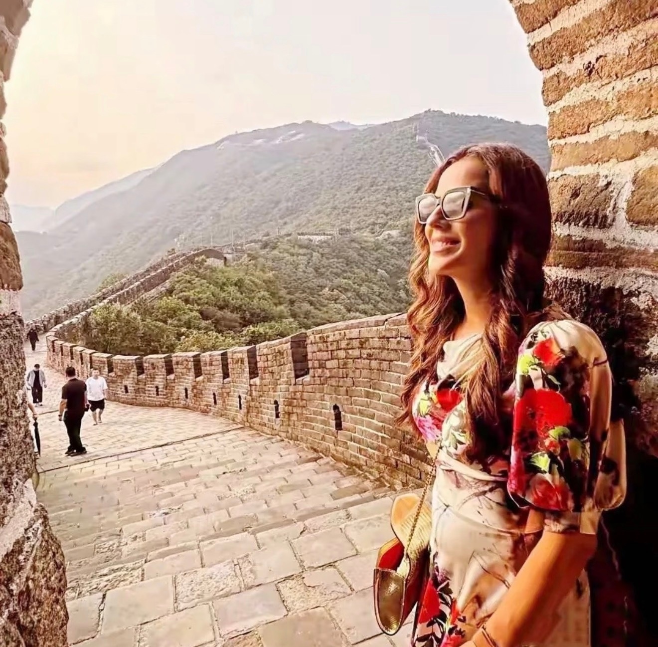 武契奇夫人试穿旗袍直呼太喜欢了咱们的国粹旗袍不仅上镜太美，也让国际贵宾的喜爱之情