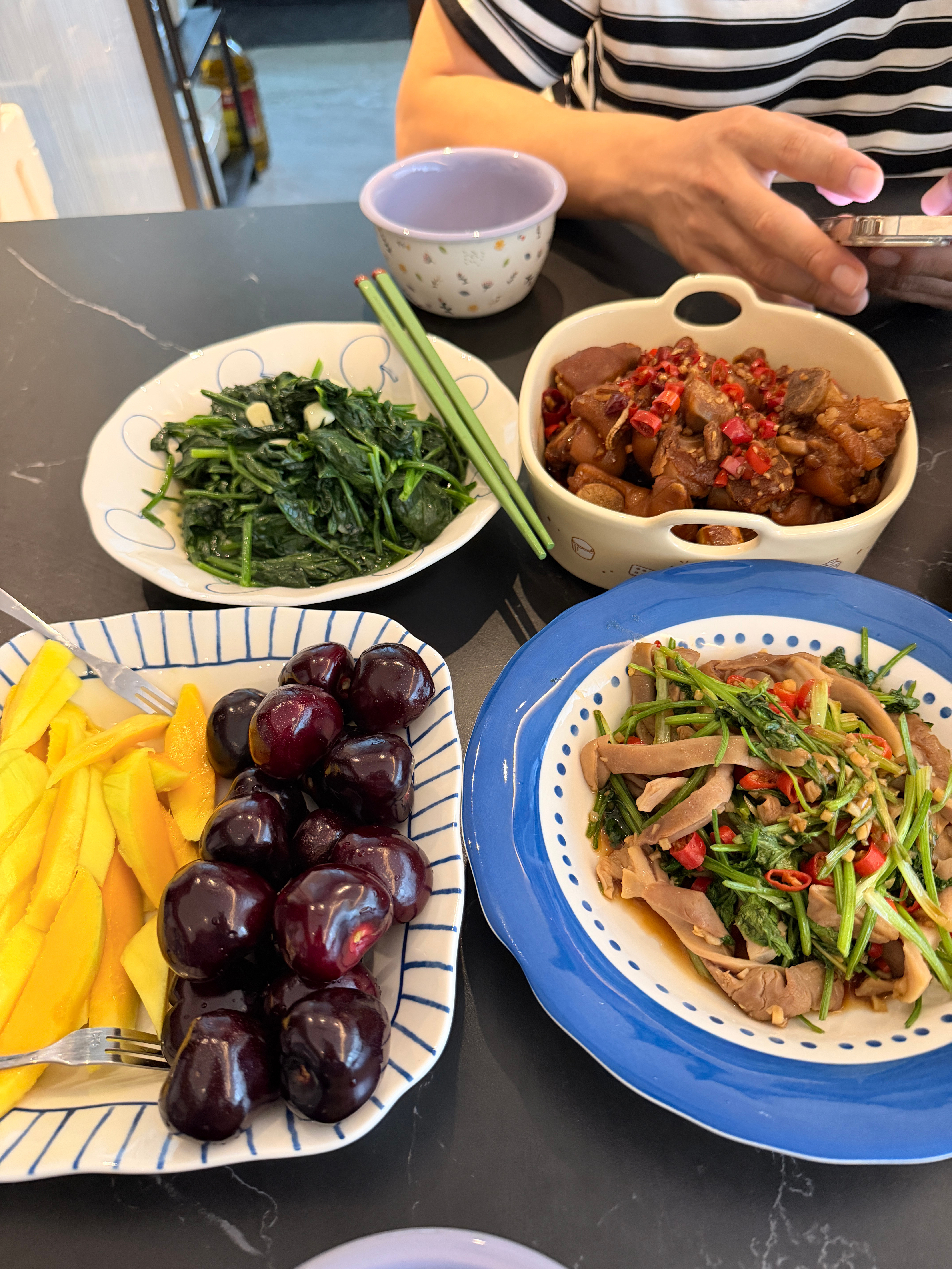 今天阿姨有事儿没来，佳文哥做饭，小黄鱼和包菜做的可太太太好吃了，比以前做的还好吃