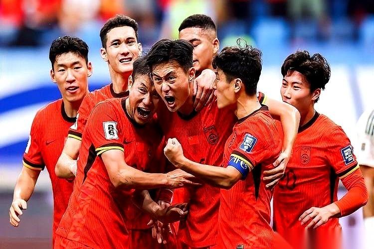 国足想在短时间里出成绩，就一条路，但极其难看。彻底撕掉“技术”这块遮羞布。大