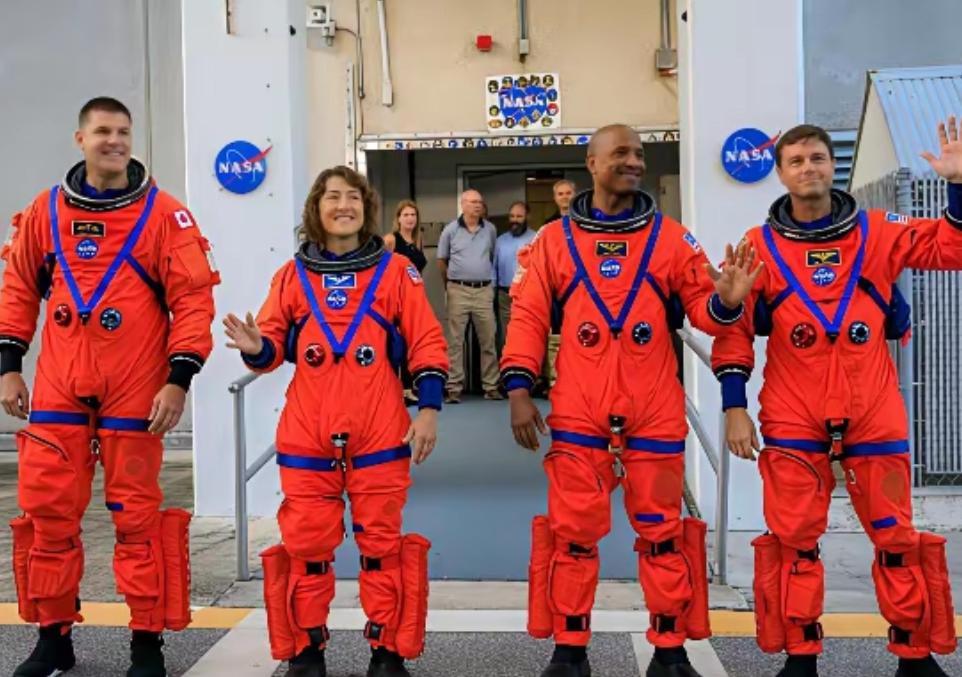 美国这次确实把面子丢到了外太空，动静闹得震天响，结果却演了一出“绕月而不入”的尴