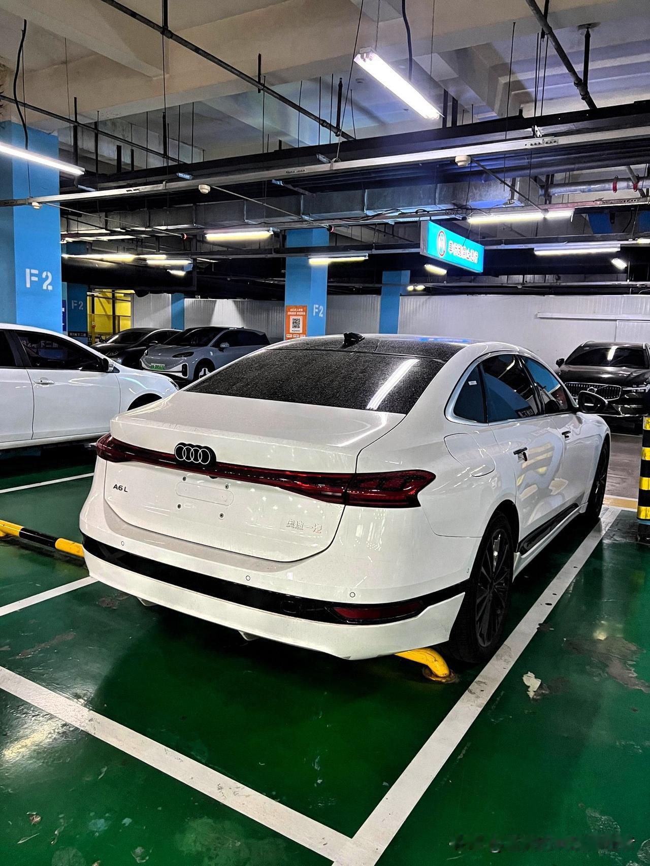 偶遇2026款奥迪A6L，这车还没上市，在江苏就已经上路，而且前脸已经擦了一块，