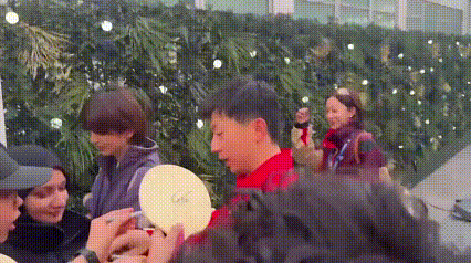 马龙被球迷围住，夏露和姚彦、许昕自顾自地先跑了。不得不说，夏露是个很会经营自