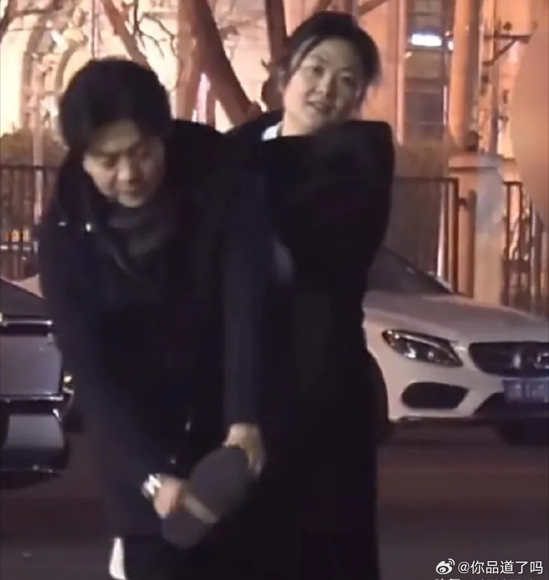 李健与妻子孟小蓓和友人聚餐的视频曝光后，不少网友吐槽其妻子长相普通，显胖显老，明