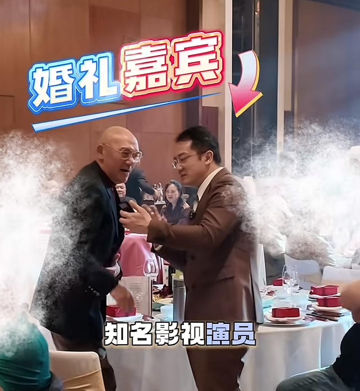这才是老戏骨的风范，没想到王绘春居然是青岛人，以往现身现身私人场合，这次居然这么