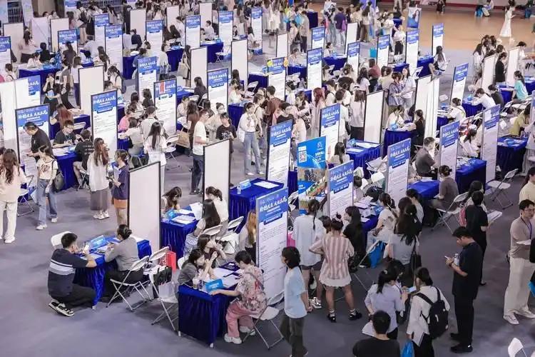 为什么现在的年轻人不再盲目相信学历了？因为大家看透了：读书是平民阶层向上爬的唯一