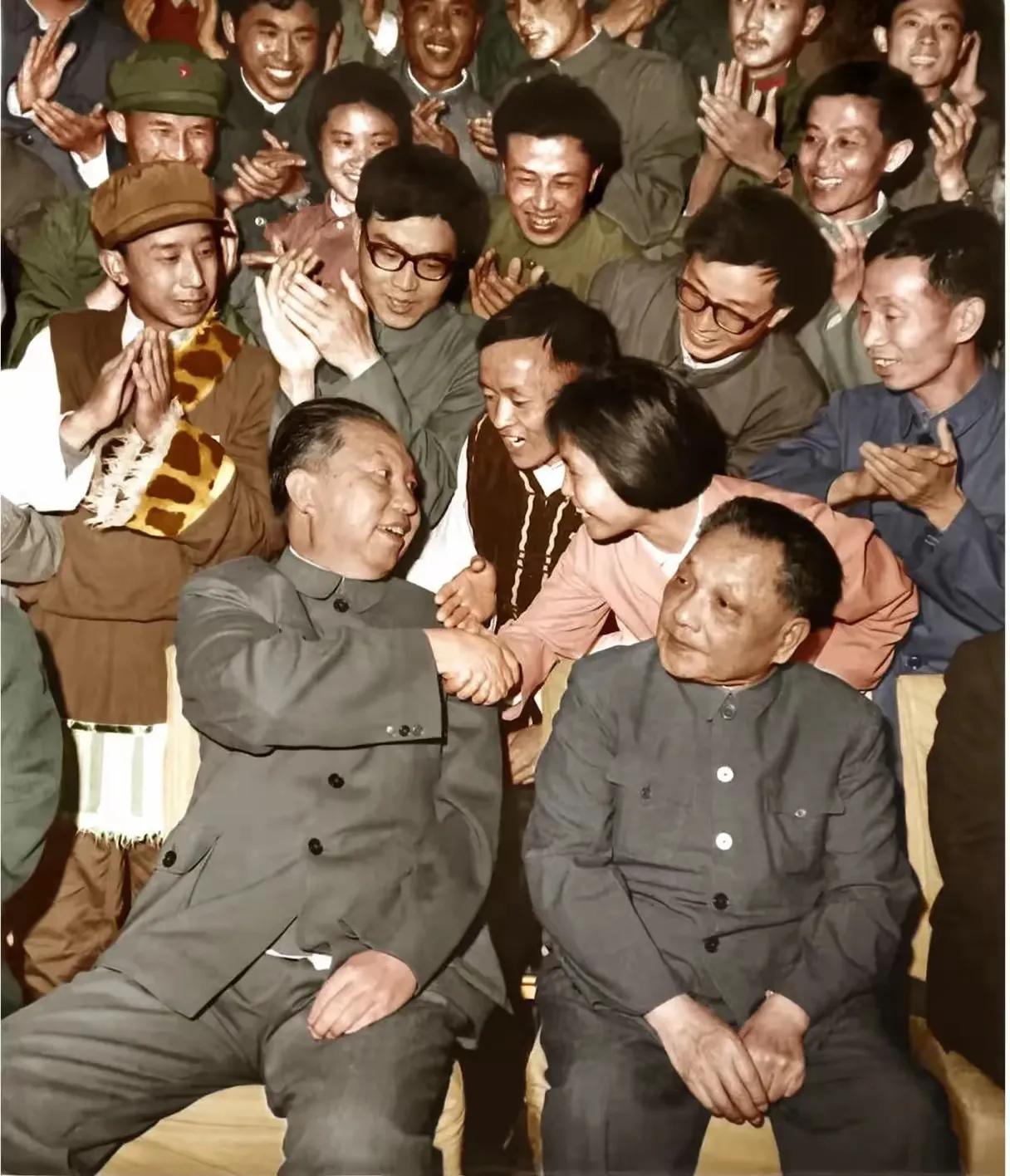 这是1978年5月3日，华国锋主席和邓小平同志在人民大会堂接见出席全国青联会议代