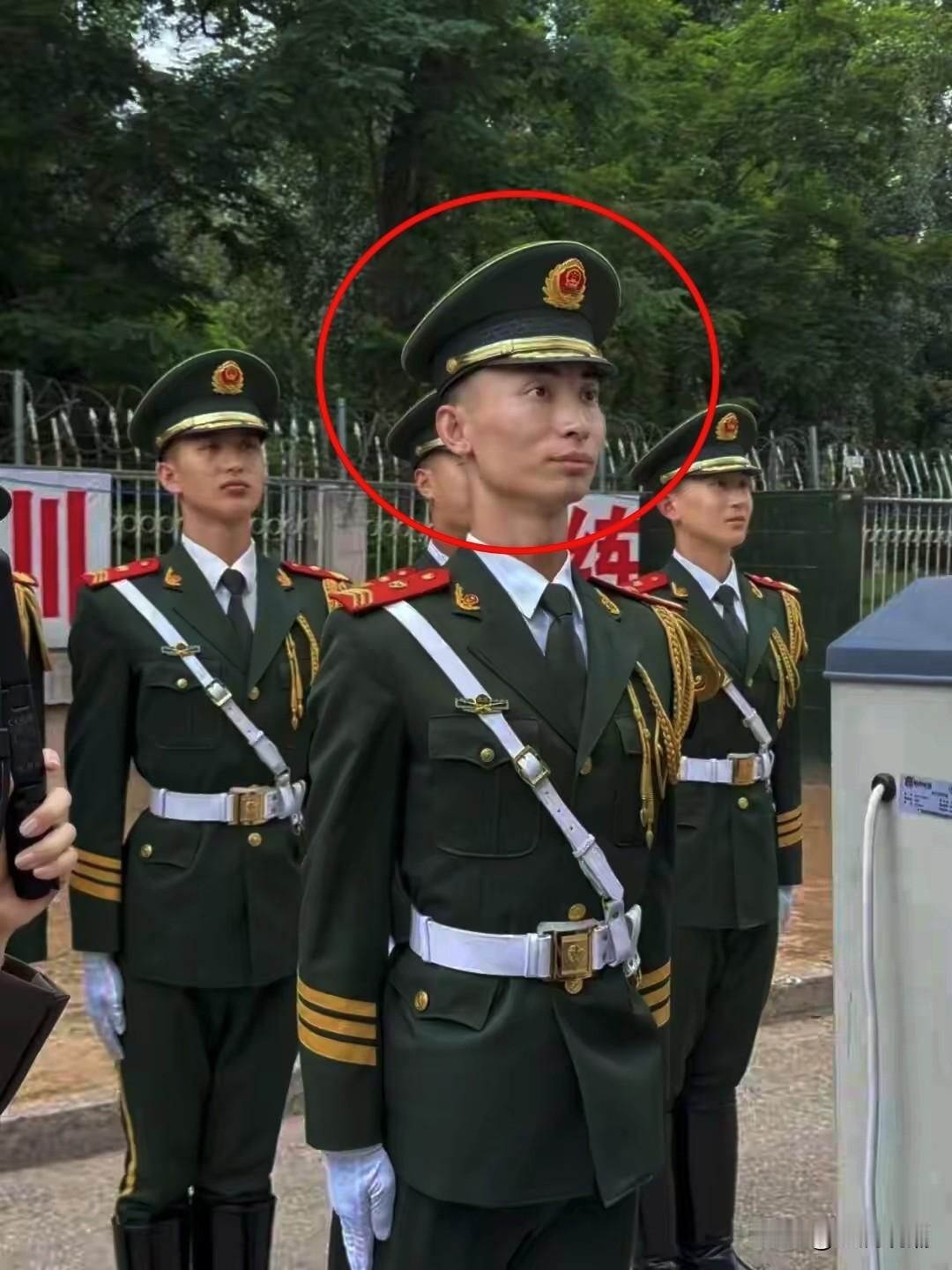 在特朗普“空军一号”前岿然不动的执勤礼兵找到了…他就是23岁的武警北京总队某