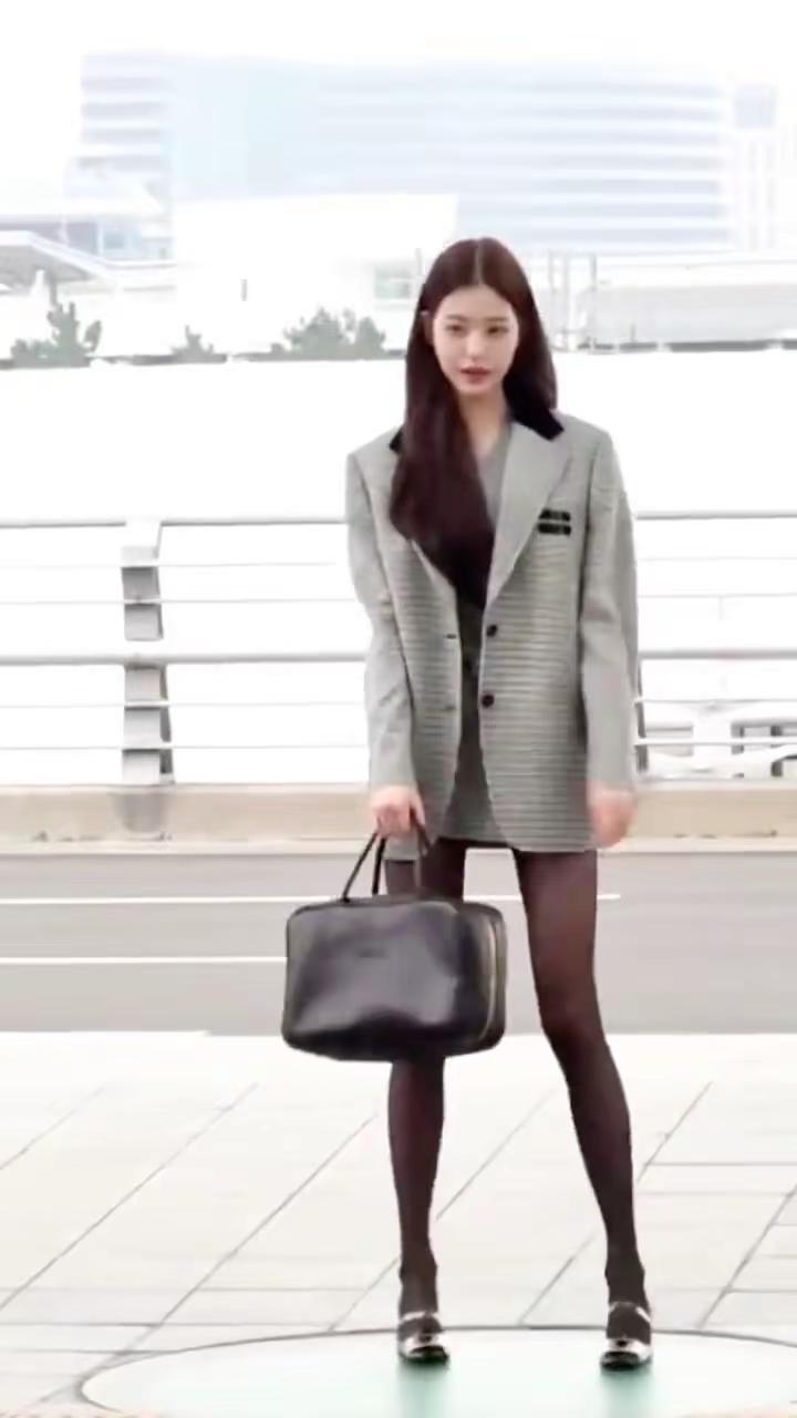 张元英穿丝袜还是太“权威”了！张元英丝袜大长腿女神