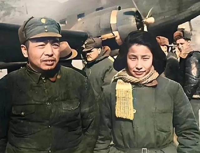 1938年，40岁彭德怀和20岁浦安修的合影，彭夫人确实漂亮。1938年的时候，