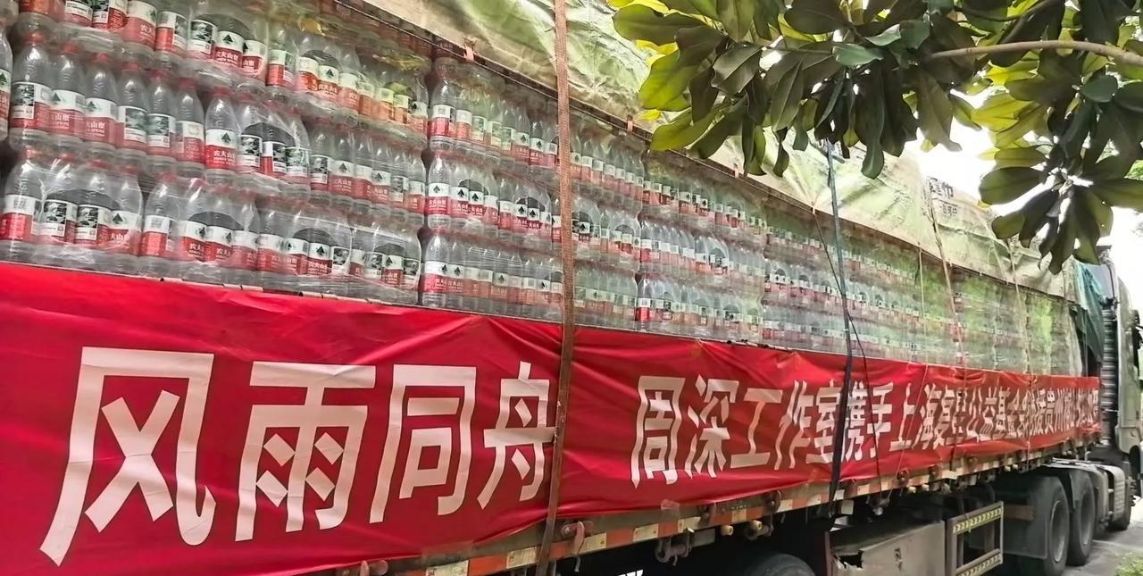 #周深驰援贵州榕江#这就是周深一个正能量年轻歌手，在外也心系家乡父老乡亲，贵